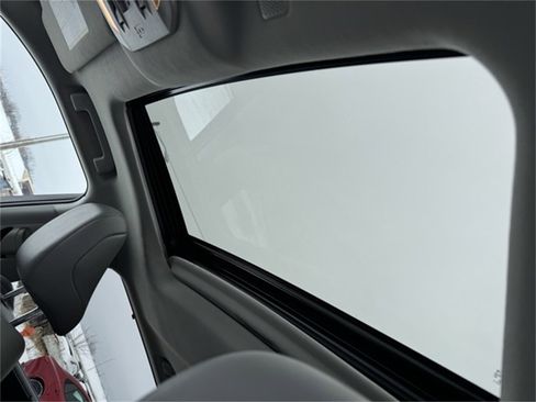 Certified 2021 Toyota Highlander XLE image 6