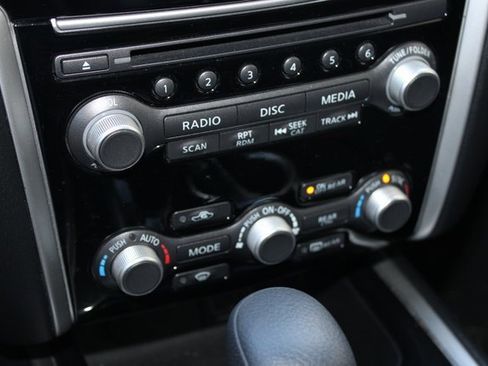 Used 2019 Nissan Pathfinder S image 23