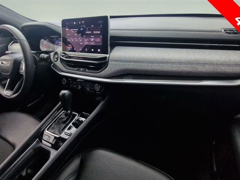 Used 2024 Jeep Compass Latitude image 28