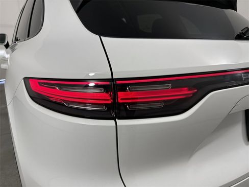 Certified 2022 Porsche Cayenne w/ Premium Package Plus image 15