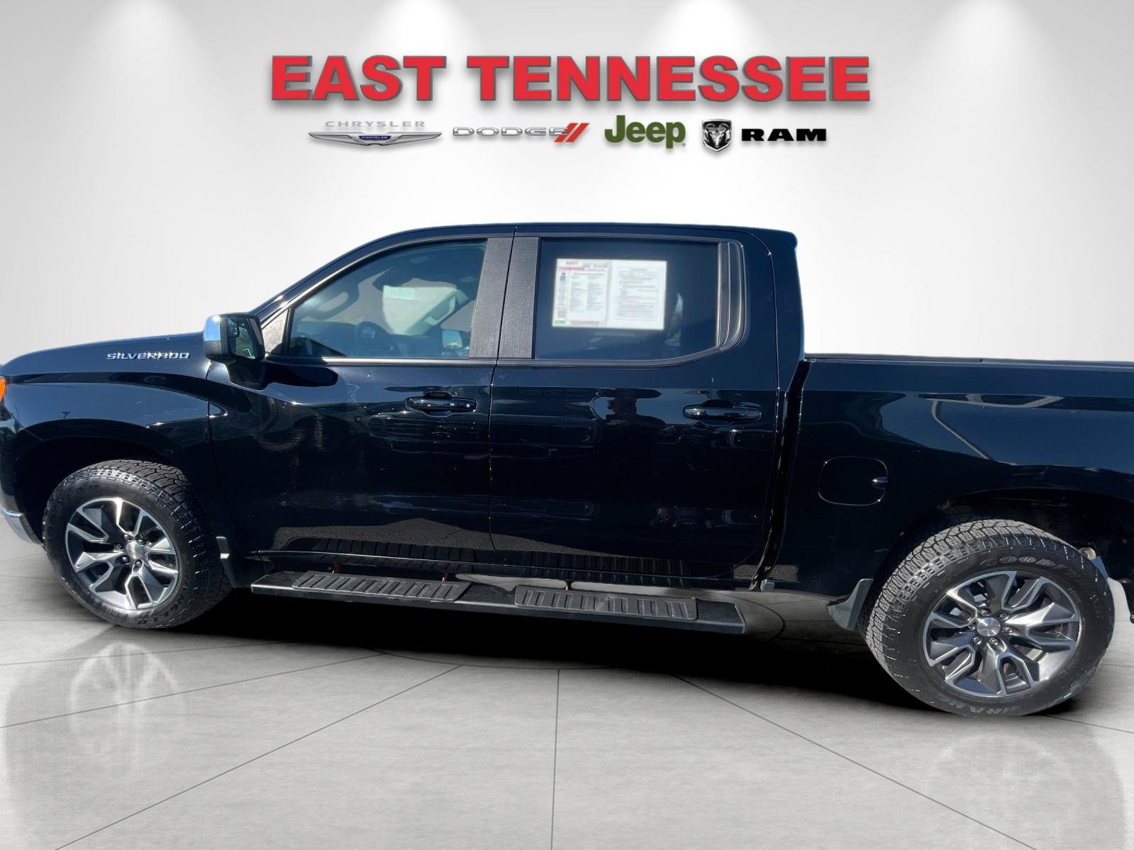 Used 2023 Chevrolet Silverado 1500 LT AWD/4WD image 6
