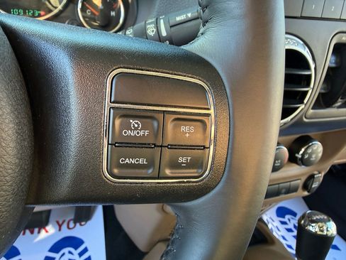 Used 2018 Jeep Wrangler Unlimited Rubicon w/ Connectivity Group image 21