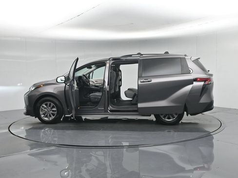 Used 2021 Toyota Sienna XLE FWD image 40