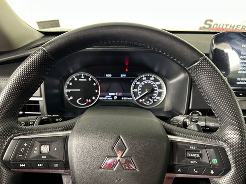 Used 2024 Mitsubishi Outlander SE image 12