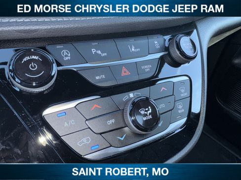 New 2027 Chrysler Pacifica Select AWD/4WD image 15