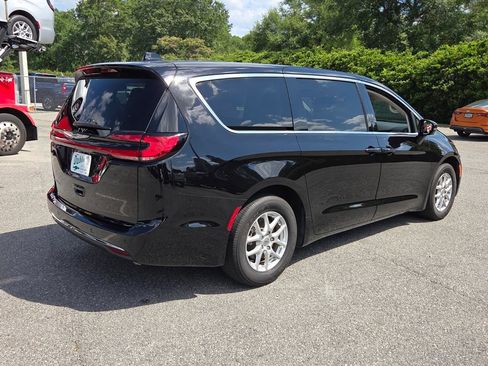Used 2024 Chrysler Pacifica Touring-L FWD image 11