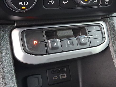 Used 2022 GMC Acadia SLE w/ Driver Convenience Package image 16