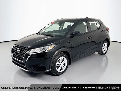 Certified 2025 Nissan Kicks Play S image 1