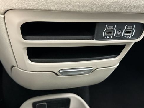 Used 2023 Chrysler Pacifica Touring-L FWD image 35