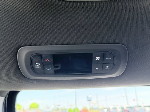 Used 2025 Chrysler Pacifica Select FWD image 30