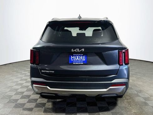 Used 2024 Kia Sorento S FWD image 6