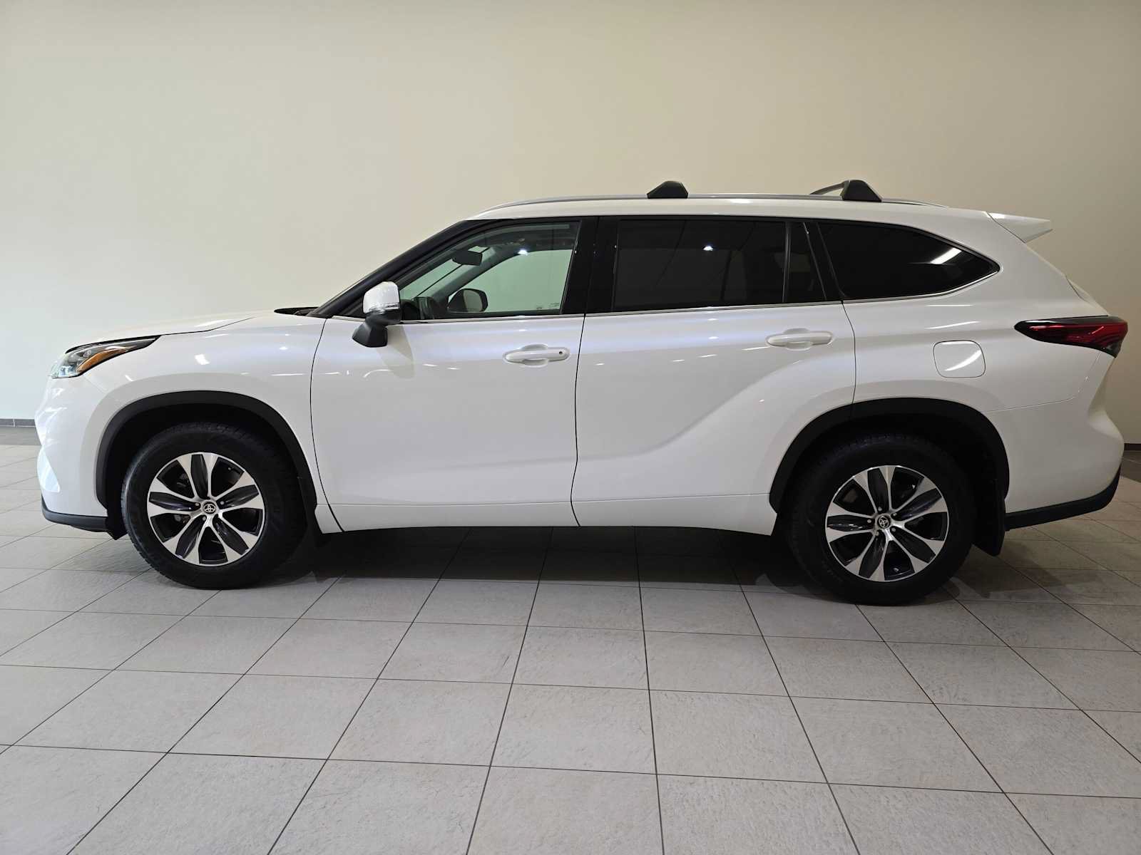 Used 2020 Toyota Highlander XLE AWD/4WD image 3