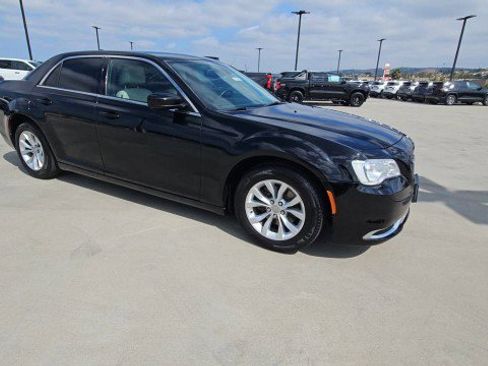 Used 2015 Chrysler 300 Limited RWD image 2