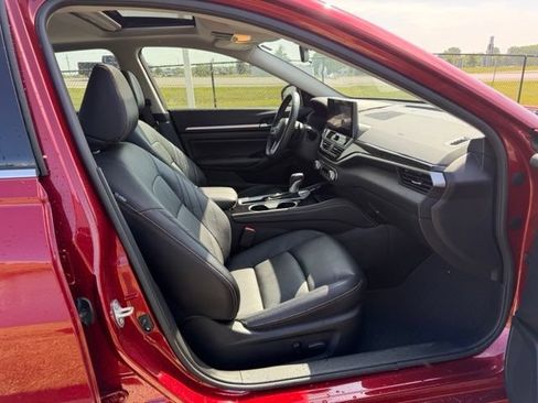 Used 2024 Nissan Altima 2.5 SR w/ SR Premium Package FWD image 11