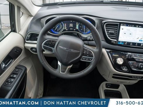 Used 2023 Chrysler Pacifica Touring-L FWD image 7