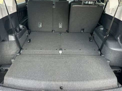 Used 2023 Volkswagen Tiguan SE w/ Panoramic Sunroof Package FWD image 16