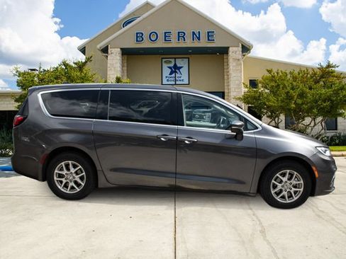 Used 2023 Chrysler Pacifica Touring-L FWD image 6