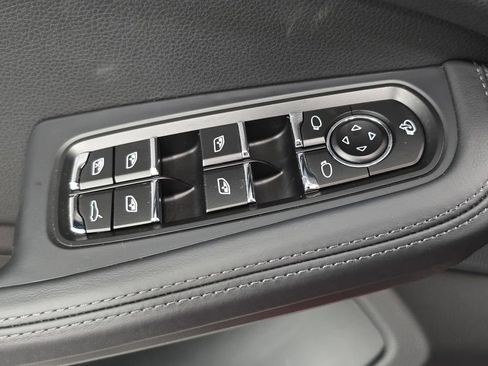 Certified 2025 Porsche Macan AWD/4WD image 24