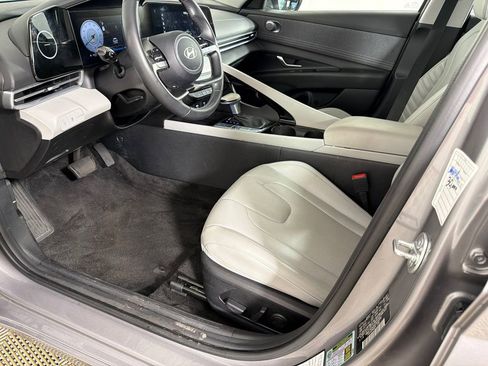 Used 2025 Hyundai Elantra Limited image 11