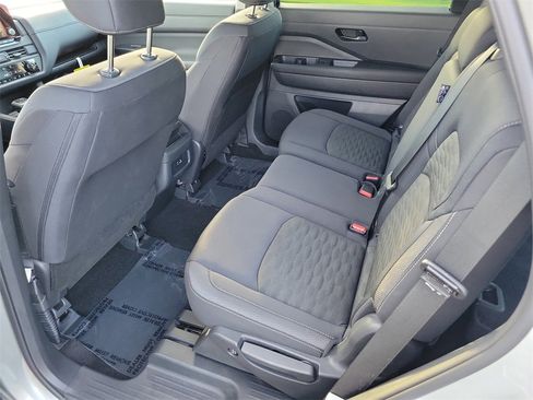 Used 2025 Nissan Pathfinder S image 19