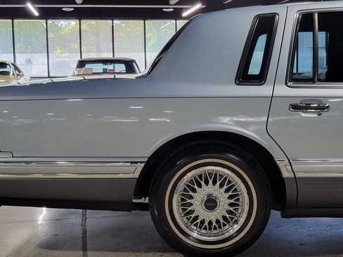 Used 1993 Lincoln Town Car Signature RWD image 39