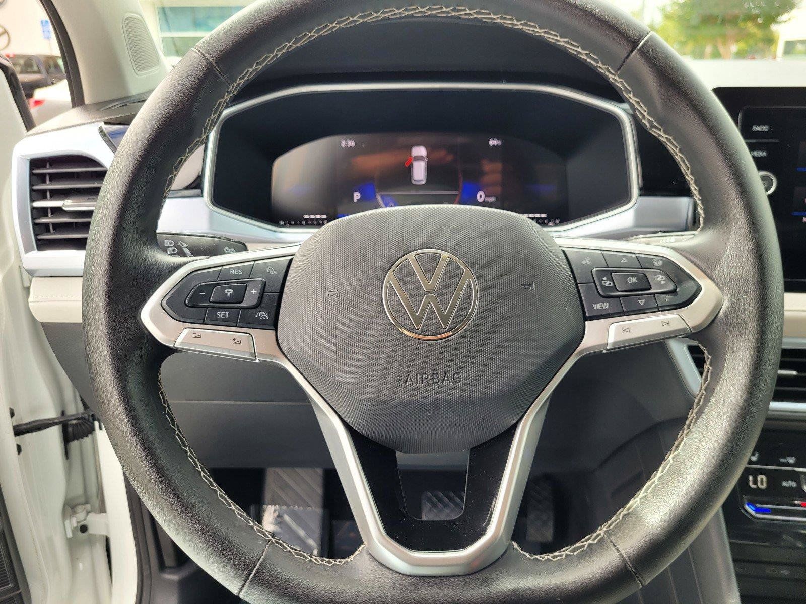 Certified 2025 Volkswagen Taos SE FWD image 34