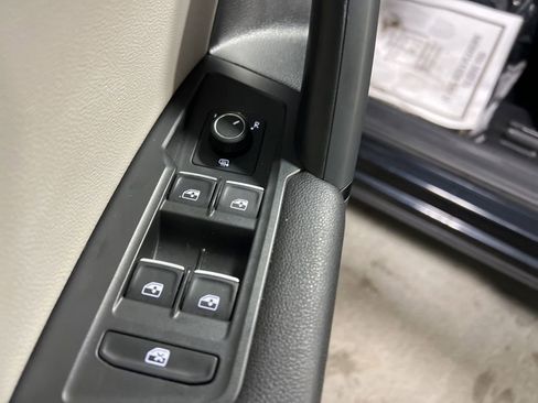 Used 2019 Volkswagen Tiguan SE image 22