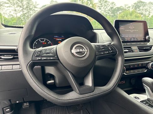 Certified 2025 Nissan Altima 2.5 S FWD image 9