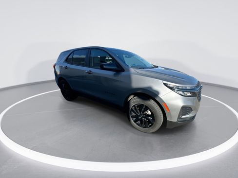 Used 2024 Chevrolet Equinox LS w/ LS Convenience Package image 2