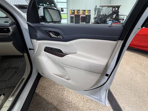 Used 2023 GMC Acadia Denali AWD/4WD image 8