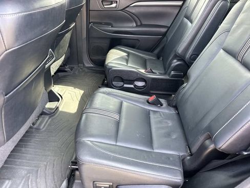 Used 2017 Toyota Highlander SE FWD image 19