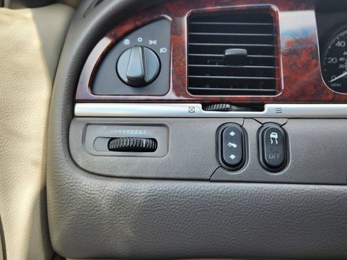 Used 2006 Lincoln Town Car Signature Limited RWD image 21