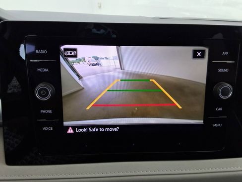 Certified 2025 Volkswagen Taos SE image 11