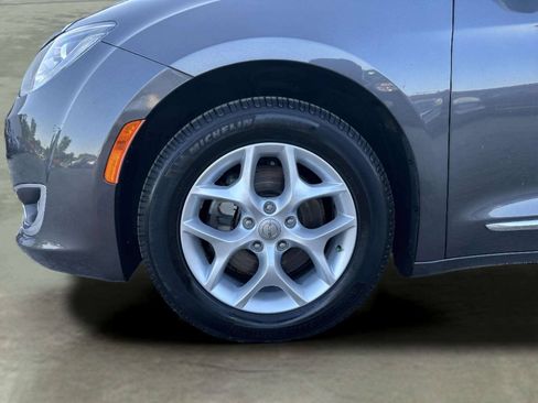 Used 2018 Chrysler Pacifica Touring-L Plus w/ Tire & Wheel Group FWD image 40