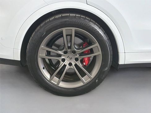 Certified 2025 Porsche Cayenne Turbo AWD/4WD image 13