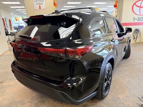 Used 2023 Toyota Highlander XLE AWD/4WD image 18