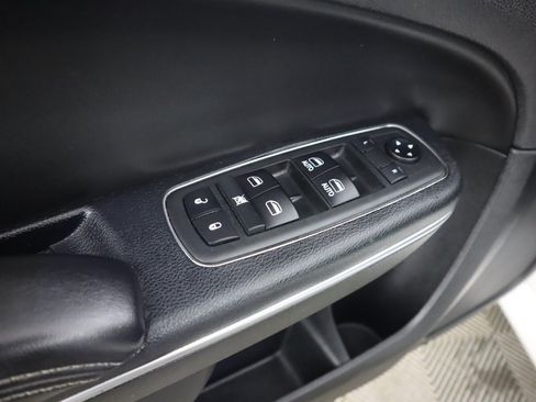 Used 2018 Chrysler 300 S image 38