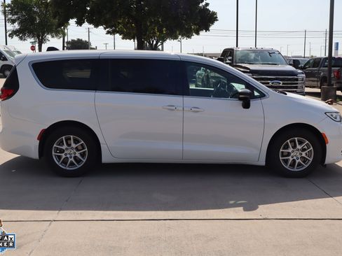 Used 2025 Chrysler Pacifica Select FWD image 2