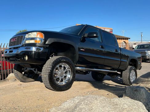 Used 2004 GMC Sierra 2500 SLT w/ Heavy-Duty Power Package image 2