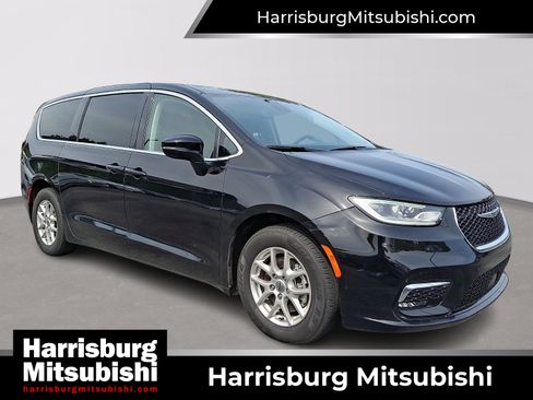 Used 2024 Chrysler Pacifica Touring-L FWD image 1