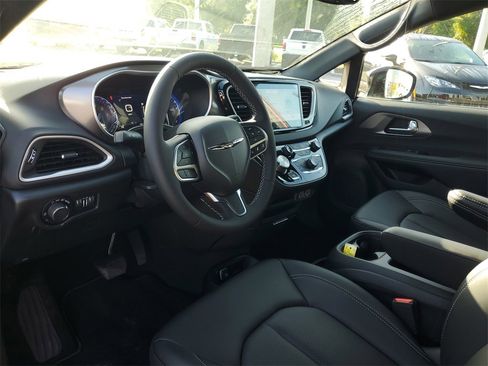 New 2025 Chrysler Voyager LX image 7