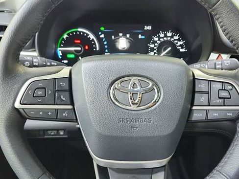 Used 2025 Toyota Sienna XLE w/ XLE Plus Package AWD/4WD image 15