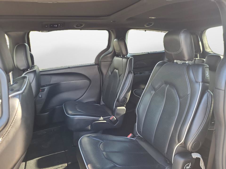 Used 2025 Chrysler Pacifica Limited FWD image 16