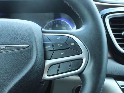 Used 2018 Chrysler Pacifica Touring-L Plus w/ Tire & Wheel Group FWD image 27