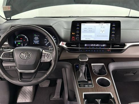 Used 2024 Toyota Sienna XLE image 9