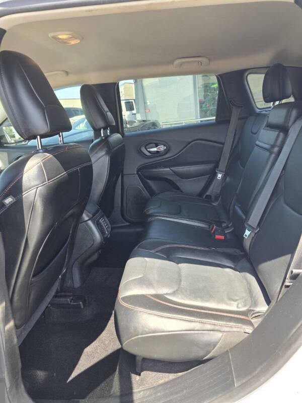 Used 2015 Jeep Cherokee Trailhawk w/ Comfort/Convenience Group AWD/4WD image 14