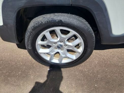 Used 2017 Jeep Renegade Latitude w/ Cold Weather Group AWD/4WD image 12
