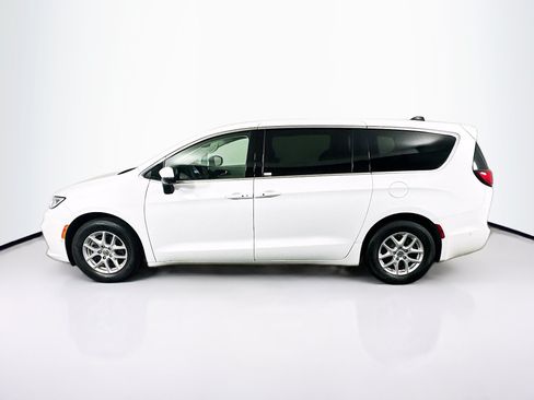 Used 2023 Chrysler Pacifica Touring-L FWD image 4