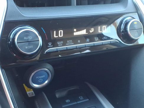 Used 2021 Toyota Venza LE w/ Carpet Mat Package (TMS) image 22