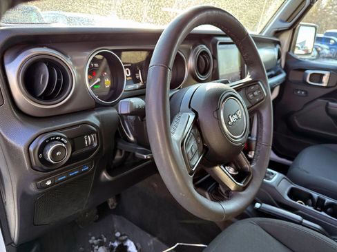 Used 2023 Jeep Wrangler Unlimited w/ Sun & Screen Package image 10